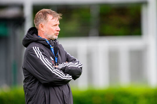 Head coach Peter Gerhardsson of Sweden at a training session