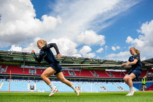 Justine Kielland and Signe Gaupset of the Norwegian women's