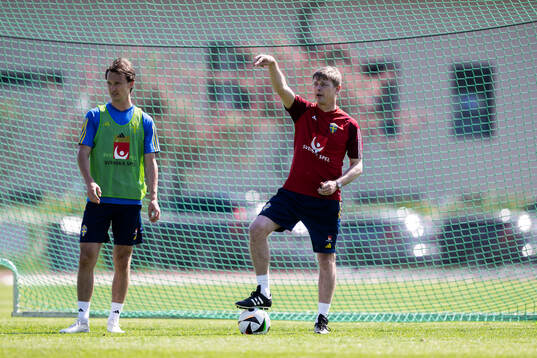 Hjalmar Ekdal and Head coach Jon Dahl Tomasson of the