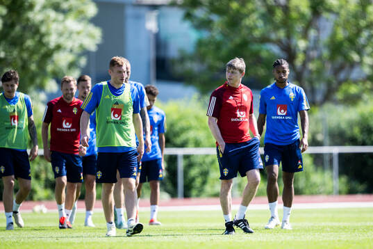 Dejan Kulusevski and Head coach Jon Dahl Tomasson of the