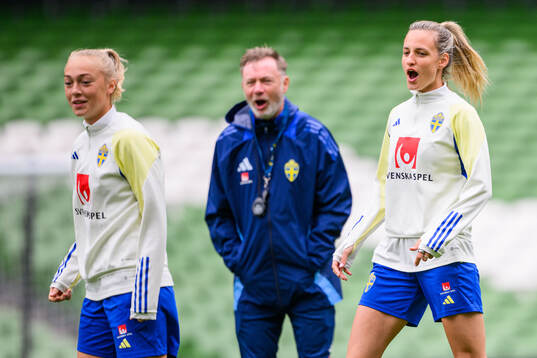 Hanna Bennison, Head coach Peter Gerhardsson and Nathalie
