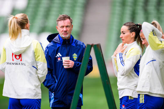 Head coach Peter Gerhardsson and Kosovare Asllani of Sweden