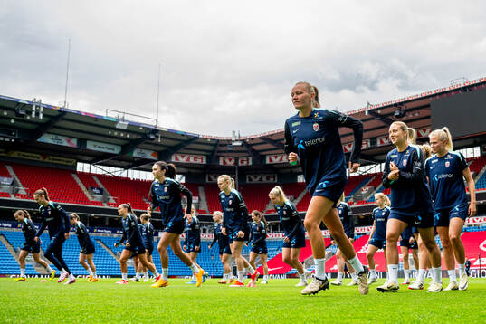 Frida Maanum, Lisa Fjeldstad Naalsund and players of the