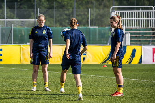 Märta Ankarcrona and Emma Theoren of Sweden