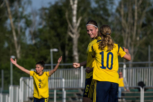 Emma Broddheimer and Hannah Sjödahl of Sweden celebrates