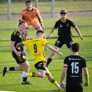 IFK Hässleholms Emil Vaughan skjuter i matchen i div. 2