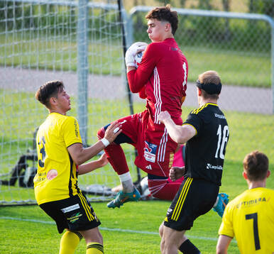 IFK Hässleholms målvakt Mirsad Basic greppar bollen