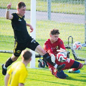 IFK Hässleholms målvakt Besatt Basic greppar bollen