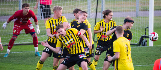 Trångt framför IFK Hässleholms målvakt Mirsad Basic i