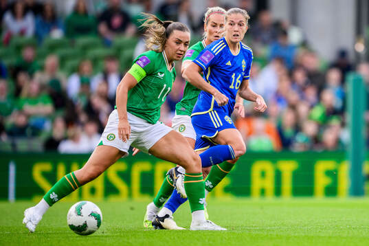 Katie McCabe of Ireland and Filippa Angeldahl of Sweden