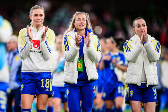 Fridolina Rolfö, Hanna Glas and Kosovare Asllani of Sweden