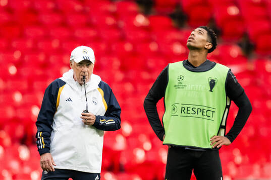Head coach Carlo Ancelotti and Jude Bellingham of Real