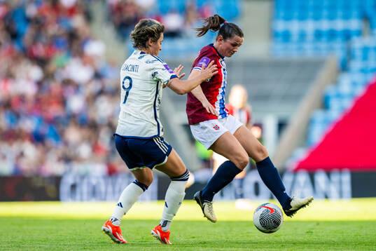 Valentina Giacinti of Italy and Tuva Hansen of Norway