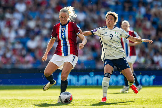 Guro Bergsvand of Norway and Valentina Giacinti of Italy
