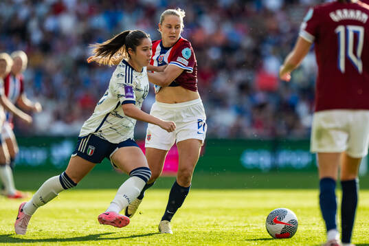 Giulia Dragoni of Italy and Lisa Naalsund of Norway