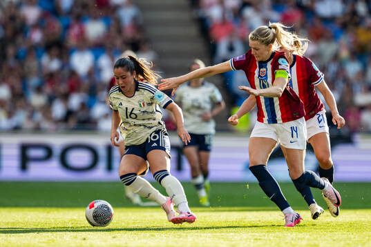 Giulia Dragoni of Italy and Ada Hegerberg of Norway