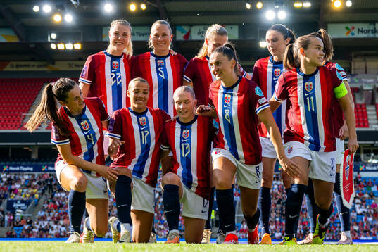 Sophie Román Haug, Guro Bergsvand and the starting eleven