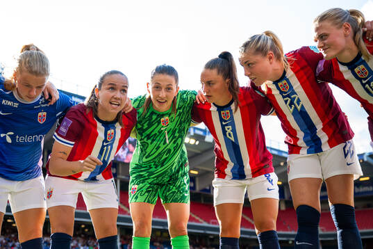 Justine Kielland, Guro Reiten, goalkeeper Cecilie