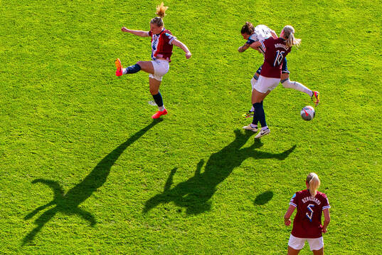 Sophie Román Haug and Mathilde Harviken of Norway