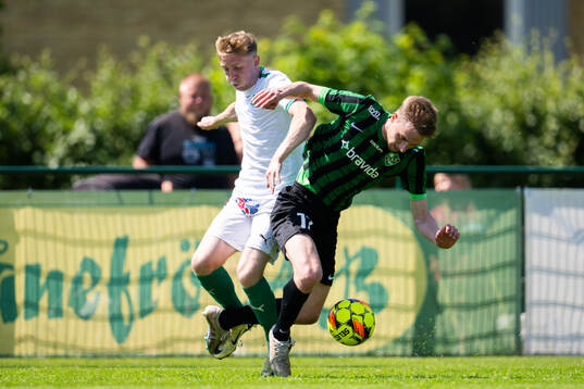Högaborgs Dennis Ericson och IFK Hässleholms Oscar Widmark