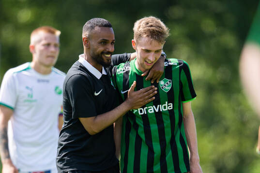 Högaborgs Dennis Ericson får klapp på axel och bröstet