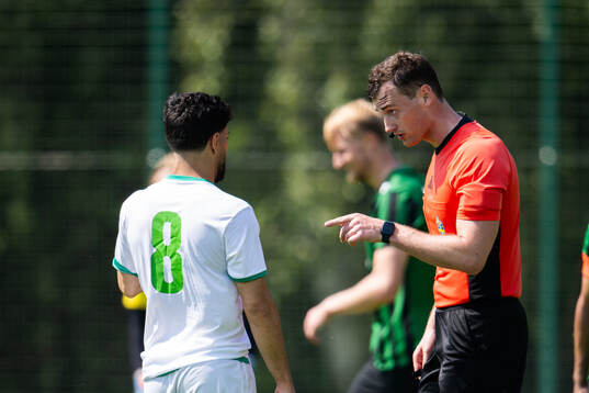 Domare Stjepan Dodik och IFK Hässleholms Johan Ozmanov