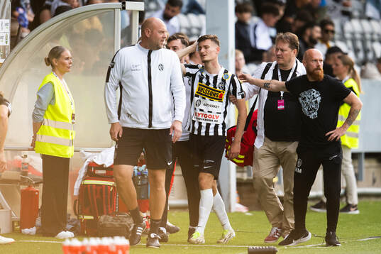 Landskronas Robin Dzabic lämnar fotbollsplanen pga. av