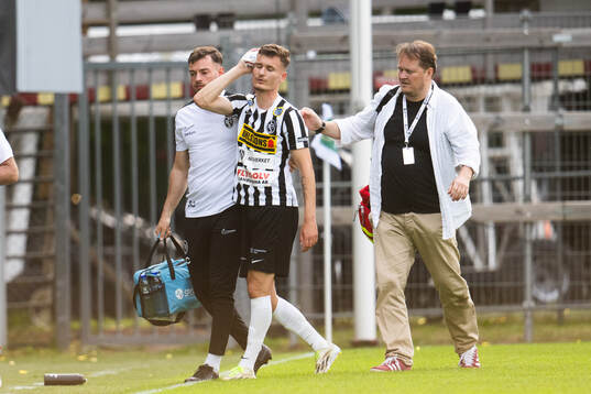 Landskronas Robin Dzabic lämnar fotbollsplanen pga. av