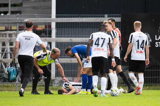 Landskronas Robin Dzabic ligger på marken
