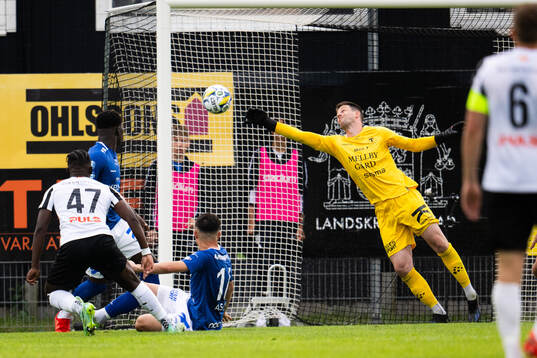 Trelleborgs målvakt Andreas Larsen gör räddning på