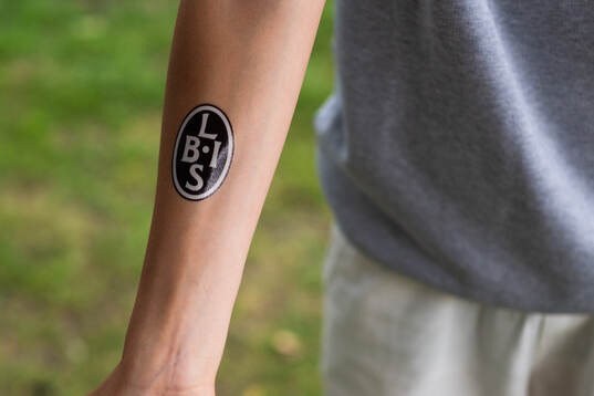 Tatuering på handen