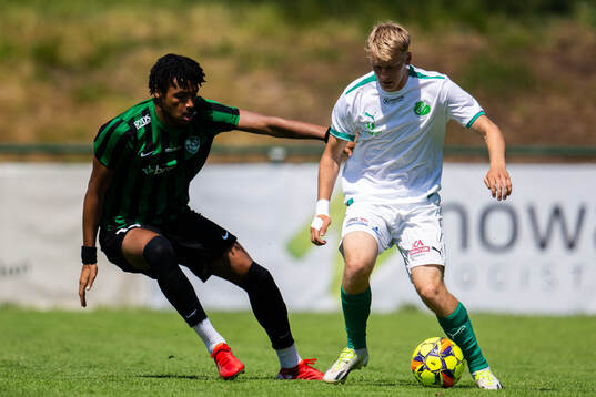 Högaborgs Adam Touray och Hässleholms IF Johan Persson