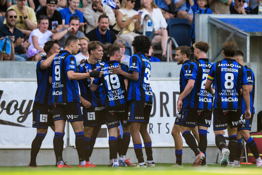 Sirius Marcus Lindberg jublar med lagkamrater