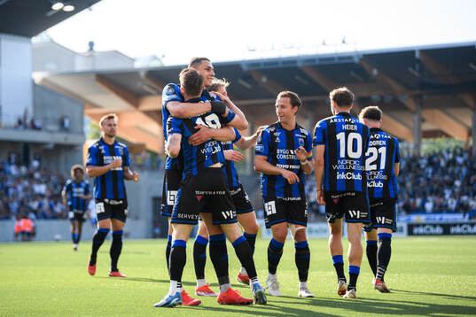Sirius Noel Milleskog jublar med lagkamrater