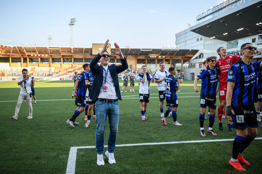 Sirius klubbdirektör Christer Abrahamsson jublar med
