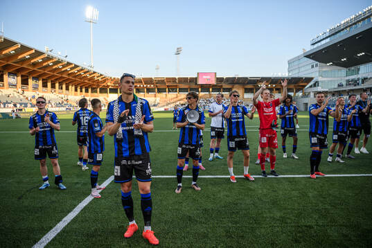 Sirius Yousef Salech jublar med lagkamrater