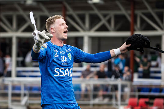 Brages målvakt Viktor Frodig jublar