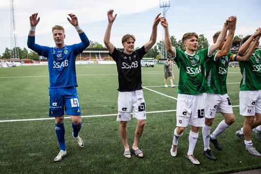 Brages målvakt Viktor Frodig, Johan Arvidsson och Gustav