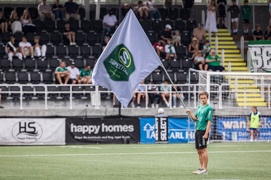 Fanbärare innan fotbollsmatchen i Superettan mellan Brage