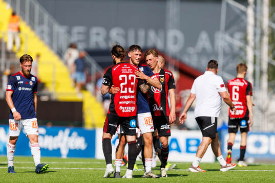 Östersunds Ali Suljic tackar Sandvikens IFs Emil Engqvist