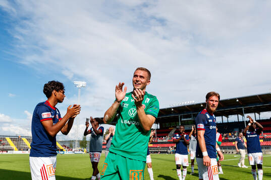 Sandvikens IFs målvakt Felix Jakobsson jublar
