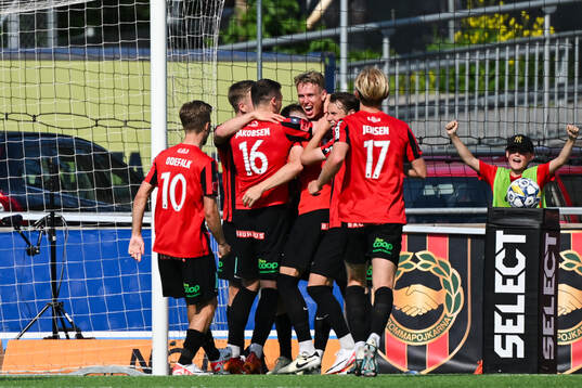 Brommapojkarnas Torbjörn Lysaker Heggem jublar med