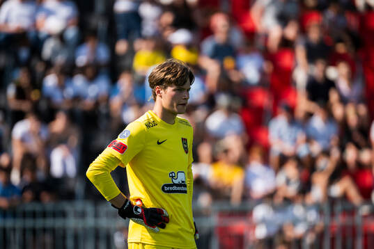 Brommapojkarnas målvakt Filip Sidklev