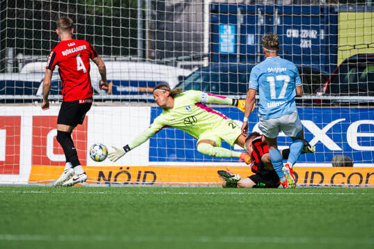 Brommapojkarnas Torbjörn Lysaker Heggem gör  2-1