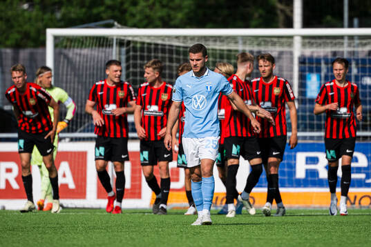 Malmö FFs Gabriel Busanello deppar