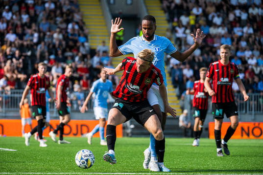 Brommapojkarnas Alexander Jensen och Malmö FFs Isaac Kiese