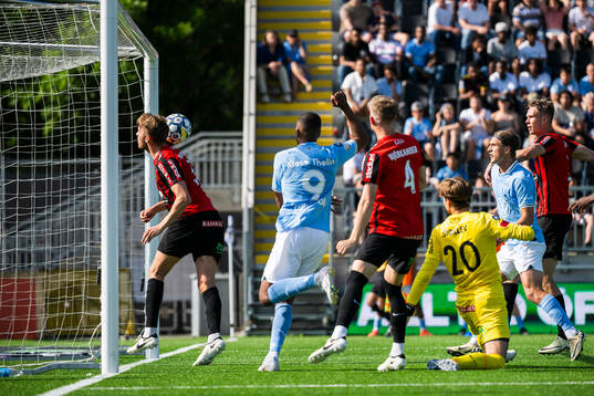 Brommapojkarnas Alexander Abrahamsson räddar på linjen