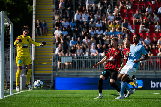 Malmö FFs Isaac Kiese Thelin och Brommapojkarnas målvakt