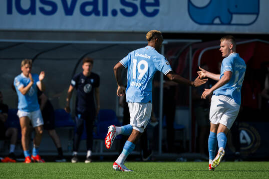 Malmö FFs Derek Cornelius jublar med Sebastian Jörgensen