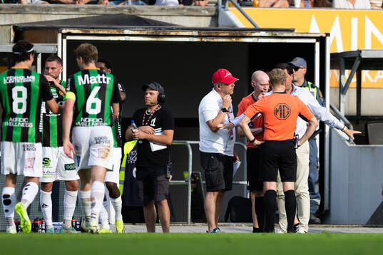 Domare Fredrik Klitte vid ett spelavbrott